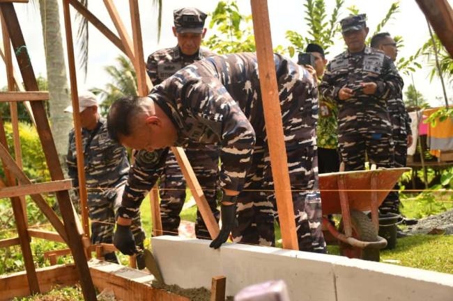 karya bakti memperingati HUT TNI Ke-80 dan HUT TNI Angkatan Laut bertempat di Desa Pagatan Besar, Kecamatan Takisung, Kabupaten Tanah Laut, Provinsi Kalimantan Selatan, Kamis (25/9/2025) (SuarIndonesia/Ist)