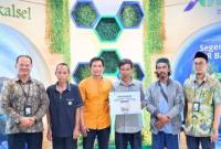 PENYERAHAN GEROBAK - Kepala Cabang Utama, H Suriadi dan didampingi Ketua UPZ Bank Kalsel, Doso Setiawan, menyerahkan bantuan gerobak berakah kepada empat mustahik pedagang.