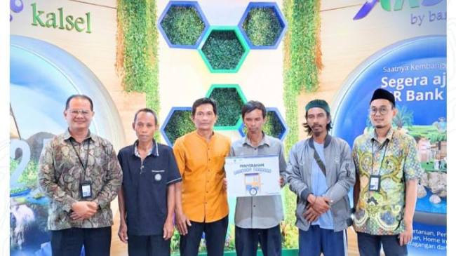 PENYERAHAN GEROBAK - Kepala Cabang Utama, H Suriadi dan didampingi Ketua UPZ Bank Kalsel, Doso Setiawan, menyerahkan bantuan gerobak berakah kepada empat mustahik pedagang.