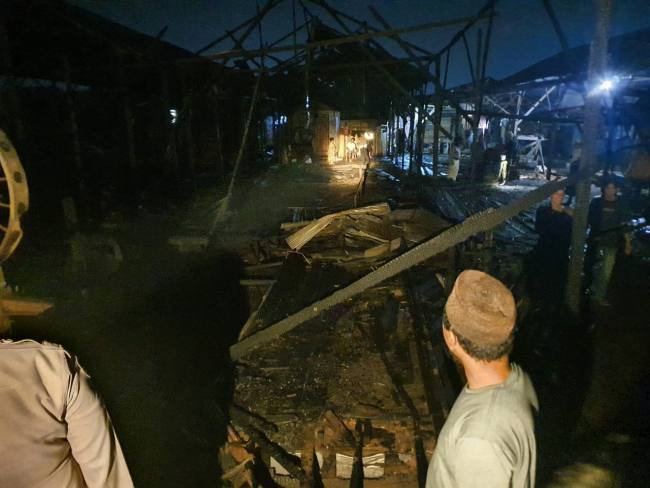 Terbakar sebuah  sawmill/ bandsaw ( penggergajian kayu di Jalan Alalak) di kawasan  Alalak Tengah RT 02 Sabtu  (27/9/2025) malam, sekitar pukul 21.29 WITA (SuarIndonesia/DO)