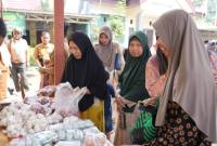 Teks foto  : Warga Kusambi Hilir saat berbelanja di pasar murah Disperindag Balangan. foto: MC Balangan