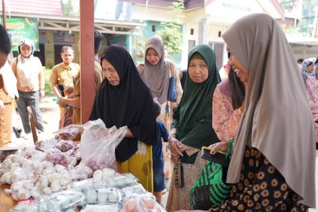 Teks foto  : Warga Kusambi Hilir saat berbelanja di pasar murah Disperindag Balangan. foto: MC Balangan
