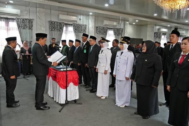 Teks foto  : Pelantikan 13 pejabat oleh Bupati Balangan, Abdul Hadi. foto: MC Balangan