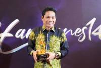 Teks foto : Bupati Balangan terima penghargaan Kepala Daerah Peduli Layanan Publik dan Keterbukaan Informasi 2025 dari Kompas TV. foto: MC Balangan