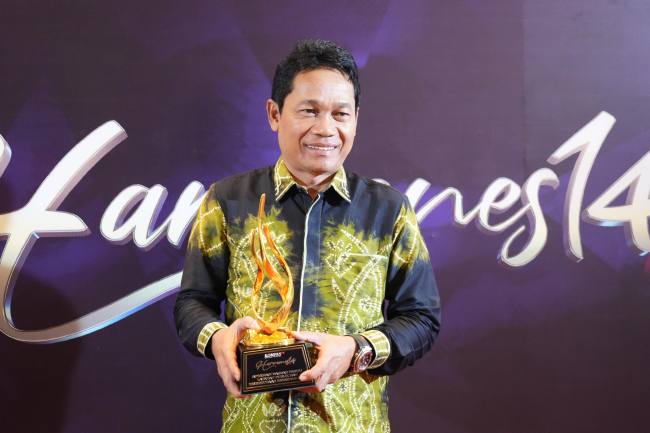 Teks foto  : Bupati Balangan terima penghargaan Kepala Daerah Peduli Layanan Publik dan Keterbukaan Informasi 2025 dari Kompas TV. foto: MC Balangan