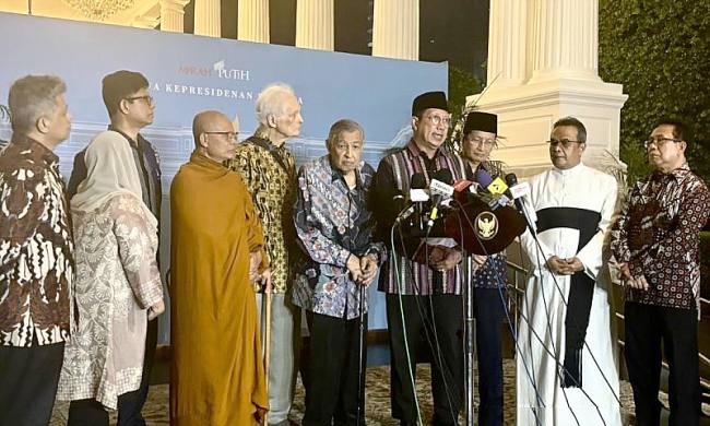 Anggota Gerakan Nurani Bangsa yang juga eks menteri agama RI, Lukman Hakim Saifuddin menyampaikan hasil pertemuan Gerakan Nurani Bangsa (GNB) dengan Presiden Prabowo Subianto di Istana Kepresidenan RI, Jakarta, Kamis (11/9/2025). (ANTARA/Mentari Dwi G)