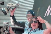Alex Marquez bersama Nadia Padovani Team principal Gresini di podium MotoGP Catalunya 2025. (Foto: SPOTV.New)