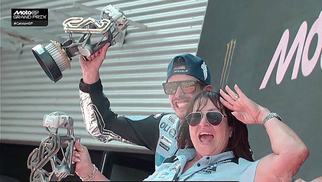 Alex Marquez bersama Nadia Padovani Team principal Gresini di podium MotoGP Catalunya 2025. (Foto: SPOTV.New)