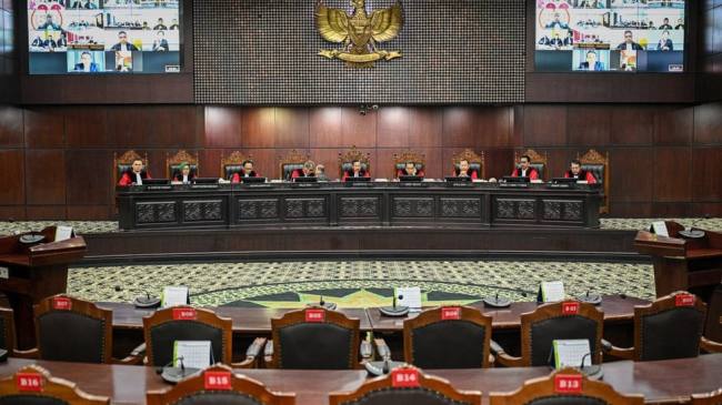 
Ketua Mahkamah Konstitusi (MK) Suhartoyo (tengah) memimpin sidang putusan terkait sengketa Pilkada 2024 wilayah Kabupaten Boven Digoel, Kabupaten Barito Utara dan Provinsi Papua di Gedung MK, Jakarta, Rabu (10/9/2025).(ANTARA FOTO/Fauzan)