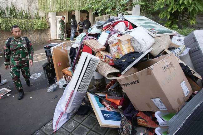 Personel TNI berjaga di rumah Menteri Keuangan Sri Mulyani yang berantakan usai didatangi massa tidak dikenal di Bintaro, Tangerang Selatan, Banten, Minggu (31/8/2025). (ANTARA FOTO/M Iqbal)