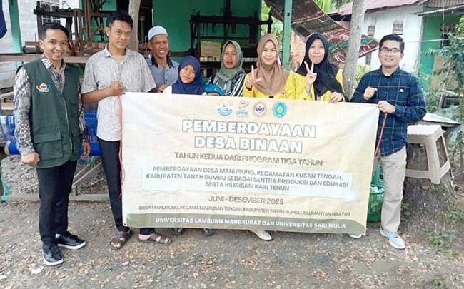Tim dosen Universitas Lambung Mangkurat (ULM) dan Universitas Sari Mulia menyiapkan Desa Manurung Tanah Bumbu sebagai sentra kain tenun di Kabupaten Tanah Bumbu, Provinsi Kalimantan Selatan, Kamis (11/9/2025). (SI/ANTARA/Sujud Mariono)