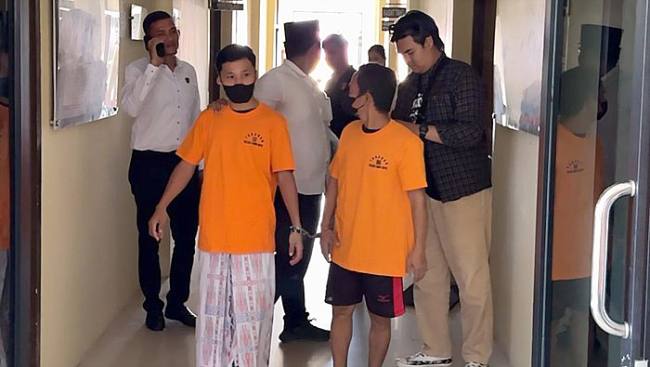 Dukun cabul (kanan) diamankan Polres Kubu Raya. (detikKalimantan/Ocsya Ade CP)