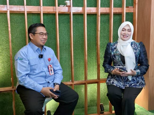 Tenaga Ahli Gubernur Kalsel, Ibnu Sina (Kiri) saat menjadi narasumber podcast Diskominfo. Foto : MC Kalsel