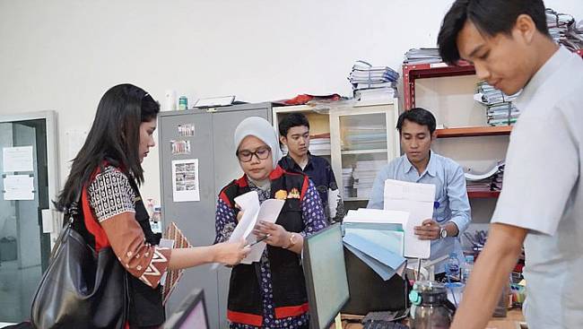 Kejari Sintang geledah PDAM Tirta Senentang. (Foto: Dok Kejari Sintang)