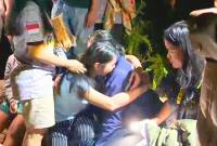 Keluarga memeluk Melisa (kiri) usai ditemukan. (Foto: Basarnas)