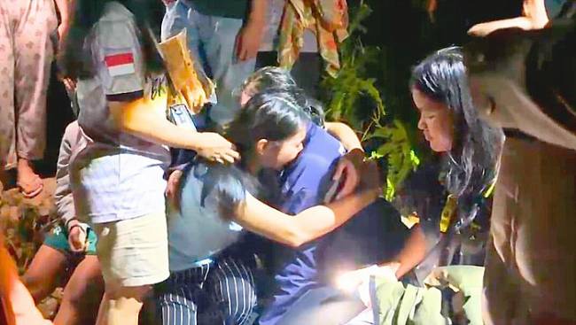 Keluarga memeluk Melisa (kiri) usai ditemukan. (Foto: Basarnas)