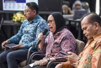 Wakil Kepala Badan Gizi Nasional (BGN) Nanik S. Deyang (tengah) didampingi Ketua Umum Pergizi Pangan sekaligus Guru Besar Ilmu Gizi IPB Hardinsyah (kanan) dan Staf Khusus BGN bidang komunikasi Redy Hendra Gunawan (kiri) memberikan keterangan di Kantor Badan Gizi Nasional (BGN) di Jakarta, Jumat (26/9/2025). (ANTARA FOTO/Galih Pradipta)