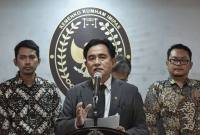 Menteri Koordinator Bidang Hukum, HAM, Imigrasi, dan Pemasyarakatan (Menko Kumham Imipas) Yusril Ihza Mahendra (tengah) bersama Koalisi Masyarakat Sipil memberikan keterangan kepada wartawan usai mengikuti rapat di Jakarta, Selasa (16/9/2025). (ANTARA FOTO/Fakhri Hermansyah)