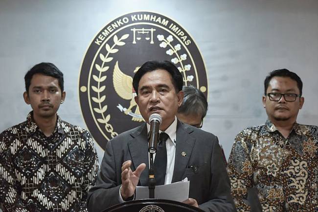 Menteri Koordinator Bidang Hukum, HAM, Imigrasi, dan Pemasyarakatan (Menko Kumham Imipas) Yusril Ihza Mahendra (tengah) bersama Koalisi Masyarakat Sipil memberikan keterangan kepada wartawan usai mengikuti rapat di Jakarta, Selasa (16/9/2025). (ANTARA FOTO/Fakhri Hermansyah)