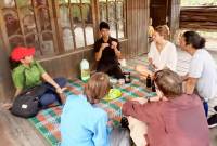 Raya Sadianor bercerita tentang kopi rempah kepada sejumlah wisatawan mancanegara yang berkunjung ke desanya. (ANTARA/Dokumentasi Pribadi)  