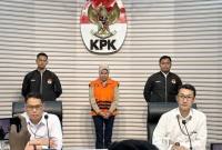 Plt Deputi Penindakan dan Eksekusi Komisi Pemberantasan Korupsi Asep Guntur Rahayu (kiri depan) bersama Juru Bicara KPK Budi Prasetyo (kanan depan) saat menunjukkan Ketua Kadin Kalimantan Timur Dayang Donna Walfiares Tania sebagai tersangka kasus dugaan suap pemberian izin usaha pertambangan di Kaltim, di Gedung Merah Putih KPK, Jakarta, Rabu (10/9/2025). (ANTARA/Rio Feisal)