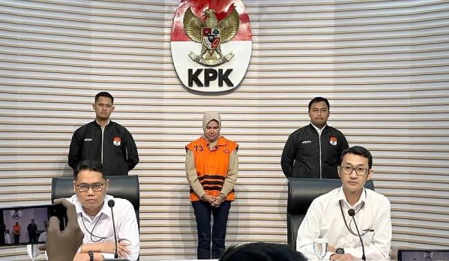 Plt Deputi Penindakan dan Eksekusi Komisi Pemberantasan Korupsi Asep Guntur Rahayu (kiri depan) bersama Juru Bicara KPK Budi Prasetyo (kanan depan) saat menunjukkan Ketua Kadin Kalimantan Timur Dayang Donna Walfiares Tania sebagai tersangka kasus dugaan suap pemberian izin usaha pertambangan di Kaltim, di Gedung Merah Putih KPK, Jakarta, Rabu (10/9/2025). (ANTARA/Rio Feisal)