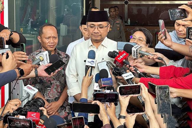 
Mantan Menteri Agama Yaqut Cholil Qoumas setelah memenuhi panggilan Komisi Pemberantasan Korupsi sebagai saksi dalam penyidikan kasus dugaan korupsi penentuan kuota dan penyelenggaraan ibadah haji pada Kementerian Agama tahun 2023-2024, di Gedung Merah Putih KPK, Jakarta, Senin (1/9/2025). (ANTARA/Rio Feisal)