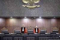 Ketua Mahkamah Konstitusi (MK) Suhartoyo (kanan) bersama Wakil Ketua MK Saldi Isra (kiri). MK menolak permohonan uji materi yang meminta agar syarat capres, cawapres, caleg, dan cakada diubah menjadi minimal berpendidikan sarjana (S-1). (ANTARA FOTO/Dhemas Reviyanto)
