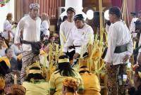 ultan Aji Muhammad Arifin saat mengikuti upacara Beluluh dalam Kedaton di Tenggarong, Kamis (18/9/2025). (SI/ANTARA/Dok Prokom Kukar)