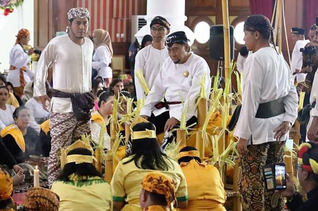 ultan Aji Muhammad Arifin saat mengikuti upacara Beluluh dalam Kedaton di Tenggarong, Kamis (18/9/2025). (SI/ANTARA/Dok Prokom Kukar)