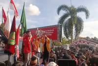 Peserta aksi demo di Palangka Raya membawa kepala babi. (Foto: Istimewa)