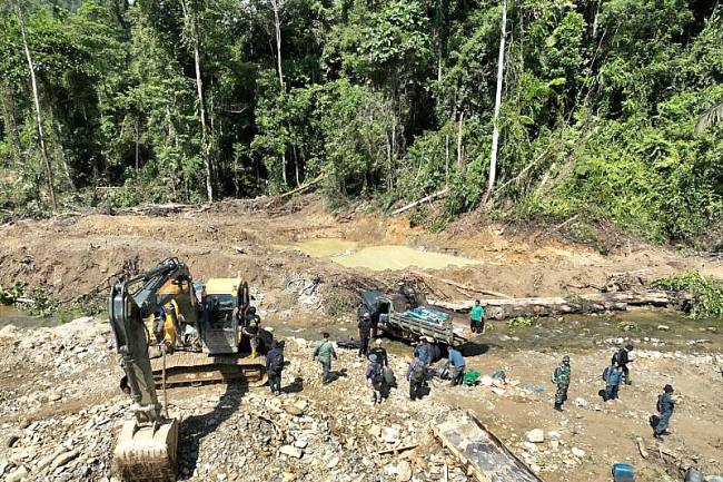 Foto Ilustrasi - Tim gabungan menghentikan tambang emas ilegal di kawasan hutan Kabupaten Parigi Moutong, Sulawesi Tengah, Selasa (5/8/2025). (SI/ANTARA/HO-Kemenhut)