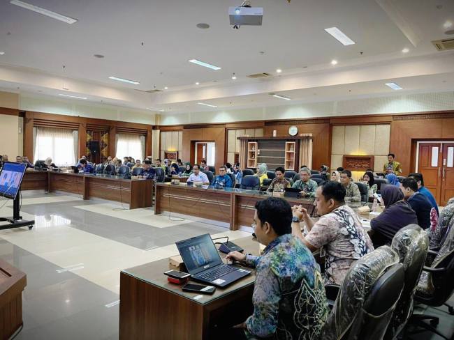 Suasana Rapat Koordinasi Sosialisasi Surat Edaran Gubernur tentang Dukungan Kegiatan Statistik dalam rangka Optimalisasi Cakupan Data Pertumbuhan Ekonomi yang digelar di Ruang Rapat H. Maksid, Banjarbaru, Kamis (4/9/2025). Foto : MC Kalsel