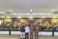 Para peserta Bimtek Penguatan APIP foto bersama usai pembukaan. Foto ; MC Kalsel