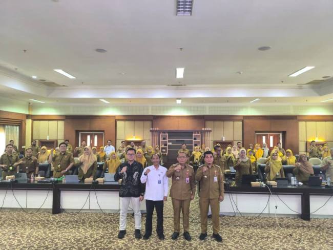 Para peserta Bimtek Penguatan APIP foto bersama usai pembukaan. Foto ; MC Kalsel