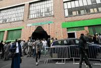 Sejumlah umat ​​Islam meninggalkan Masjid Islah, di Montreuil, Seine-Saint-Denis, di pinggiran Paris, Selasa (9/9/2025) waktu setempat, setelah sebelumnya pada pagi harinya ditemukan 'kepala babi' bertuliskan Macron di pintu masuk gedung. (SI/AFP/Bertrand Guay)