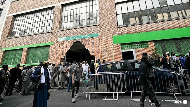 Sejumlah umat ​​Islam meninggalkan Masjid Islah, di Montreuil, Seine-Saint-Denis, di pinggiran Paris, Selasa (9/9/2025) waktu setempat, setelah sebelumnya pada pagi harinya ditemukan 'kepala babi' bertuliskan Macron di pintu masuk gedung. (SI/AFP/Bertrand Guay)