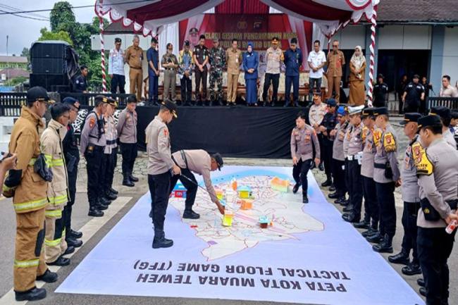 Polres Barito Utara melaksanakan TFG dan Sispamkota dalam rangka pengamanan jelang putusan MK PSU Barito Utara di Muara Teweh, Selasa (16/9/2025). (SI/ANTARA/Dokpri)