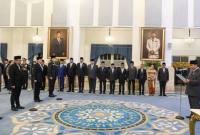 Presiden Prabowo Subianto (kanan) membacakan sumpah jabatan saat melantik menteri dan wakil menteri Kabinet Merah Putih di Istana Negara, Jakarta, Rabu (17/9/2025). (ANTARA FOTO/M Adimaja)