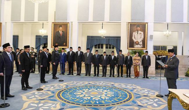 Presiden Prabowo Subianto (kanan) membacakan sumpah jabatan saat melantik menteri dan wakil menteri Kabinet Merah Putih di Istana Negara, Jakarta, Rabu (17/9/2025). (ANTARA FOTO/M Adimaja)