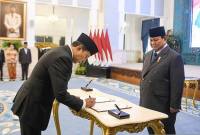 Presiden Prabowo Subianto (kanan) menyaksikan Penasihat Khusus Presiden Bidang Keamanan dan Ketertiban Masyarakat serta Reformasi Kepolisian Ahmad Dofiri (kiri) menandatangani dokumen pada acara pelantikan Menteri dan Wakil Menteri Negara Kabinet Merah Putih Dalam Sisa Masa Jabatan Periode Tahun 2024-2029 di Istana Negara, Jakarta, Rabu (17/9/2025). (ANTARA FOTO/M Adimaja)