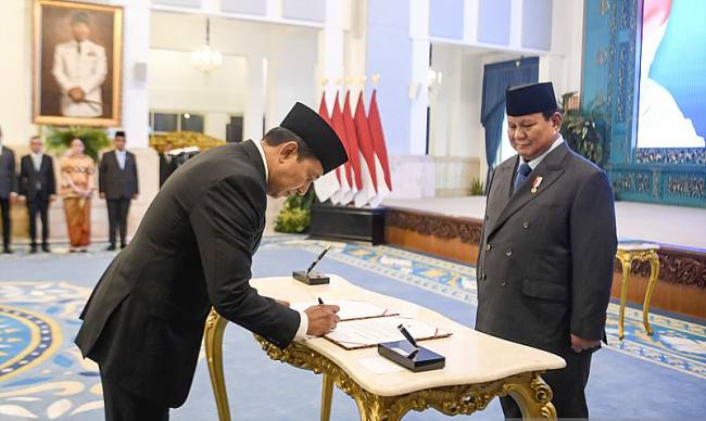 Presiden Prabowo Subianto (kanan) menyaksikan Penasihat Khusus Presiden Bidang Keamanan dan Ketertiban Masyarakat serta Reformasi Kepolisian Ahmad Dofiri (kiri) menandatangani dokumen pada acara pelantikan Menteri dan Wakil Menteri Negara Kabinet Merah Putih Dalam Sisa Masa Jabatan Periode Tahun 2024-2029 di Istana Negara, Jakarta, Rabu (17/9/2025). (ANTARA FOTO/M Adimaja)