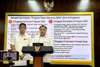 Menteri Koordinator Bidang Perekonomian Airlangga Hartarto (kanan) mengumumkan Paket Kebijakan Ekonomi 2025, yang terdiri atas salah satunya delapan program untuk tahun 2025 dalam jumpa pers di Kantor Presiden RI, Istana Kepresidenan RI, Jakarta, Senin (15/9/2025). (ANTARA/Genta T Mawangi)