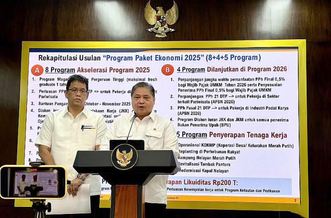 Menteri Koordinator Bidang Perekonomian Airlangga Hartarto (kanan) mengumumkan Paket Kebijakan Ekonomi 2025, yang terdiri atas salah satunya delapan program untuk tahun 2025 dalam jumpa pers di Kantor Presiden RI, Istana Kepresidenan RI, Jakarta, Senin (15/9/2025). (ANTARA/Genta T Mawangi)
