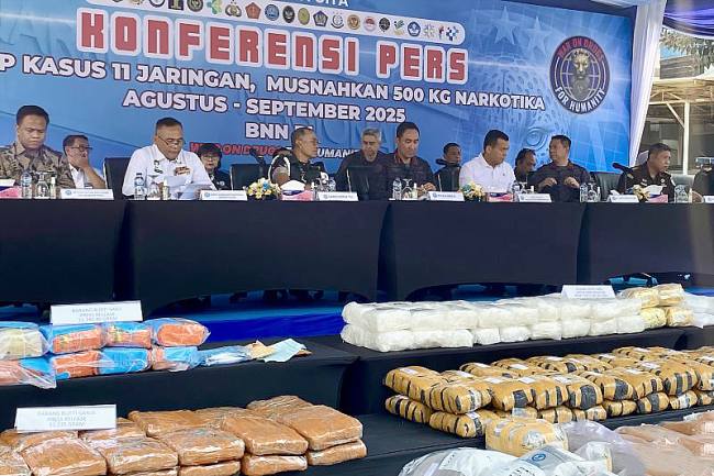Konferensi pers ungkap kasus 11 jaringan narkotika dan pemusnahan barang bukti periode Agustus hingga September 2025 di Kantor Badan Narkotika Nasional, Jakarta, Senin (15/9/2025). (ANTARA/Fath P Mulya)
