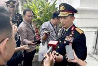 Kapolri Jenderal Pol Listyo Sigit Prabowo (kanan) menjawab pertanyaan wartawan saat dia ditemui selepas menghadiri upacara pelantikan menteri, wakil menteri, dan pimpinan lembaga hasil 