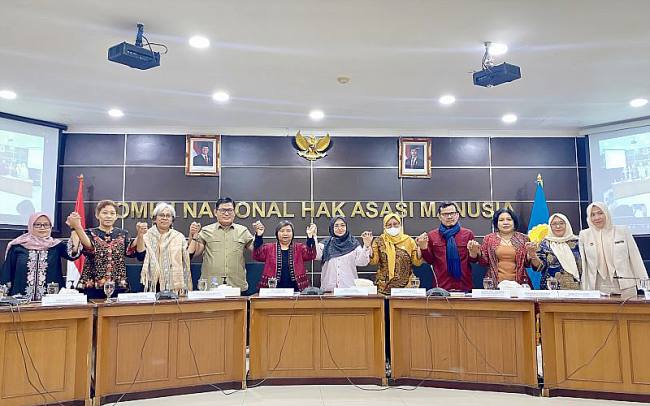 Konferensi pers pembentukan tim independen lembaga nasional hak asasi manusia untuk pencarian fakta peristiwa unjuk rasa dan kerusuhan Agustus—September 2025 di Kantor Komnas HAM, Jakarta, Jumat (12/9/2025). (ANTARA/Fath P Mulya)