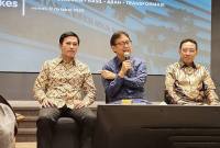 Wakil Menteri Kesehatan Dante Saksono Harbuwono (kiri), Menteri Kesehatan Budi Gunadi Sadikin (tengah), Wakil Menteri Kesehatan Benjamin Paulus (kanan) dalam temu media di Jakarta, Jumat (17/10/2025). (Antara/Mecca Yumna)