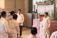 Presiden RI Prabowo Subianto (kanan) menyaksikan penyerahan uang pengganti kerugian negara dalam perkara tindak pidana korupsi pemberian fasilitas ekspor minyak kelapa sawit (CPO) dan turunannya sebesar Rp13,2 triliun oleh Jaksa Agung ST Burhanuddin kepada Menteri Keuangan Purbaya Yudhi Sadewa di Kejaksaan Agung RI, Jakarta, Senin (20/10/2025). (ANTARA/Fathur Rochman)