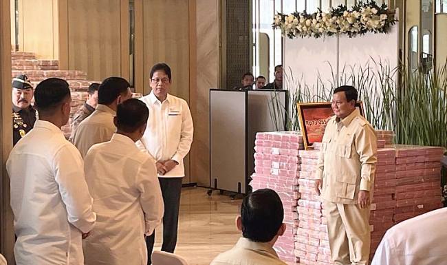 Presiden RI Prabowo Subianto (kanan) menyaksikan penyerahan uang pengganti kerugian negara dalam perkara tindak pidana korupsi pemberian fasilitas ekspor minyak kelapa sawit (CPO) dan turunannya sebesar Rp13,2 triliun oleh Jaksa Agung ST Burhanuddin kepada Menteri Keuangan Purbaya Yudhi Sadewa di Kejaksaan Agung RI, Jakarta, Senin (20/10/2025). (ANTARA/Fathur Rochman)